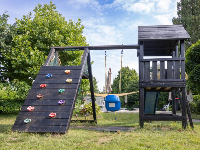 Spielgerät zum Klettern und Schaukeln