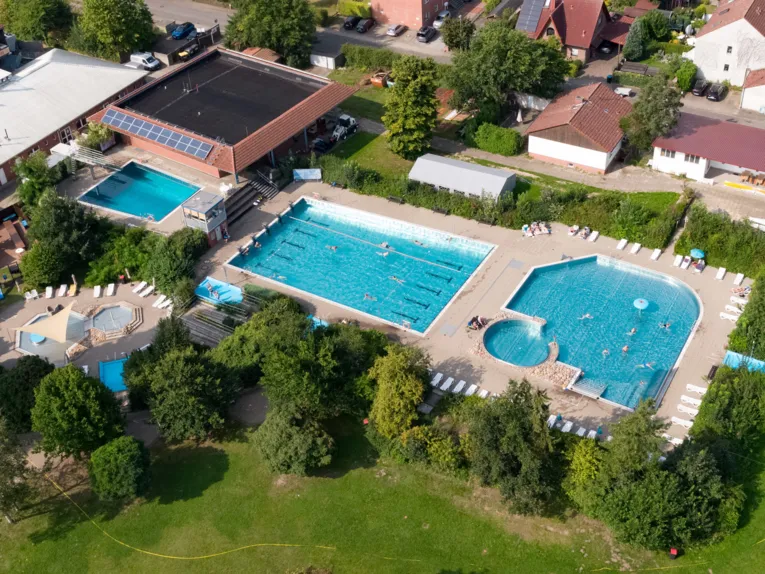Luftbild eines Freibades