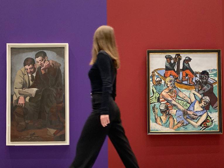 Eine Frau läuft durch die Picasso-Ausstellung im Sprengel Museum Hannover