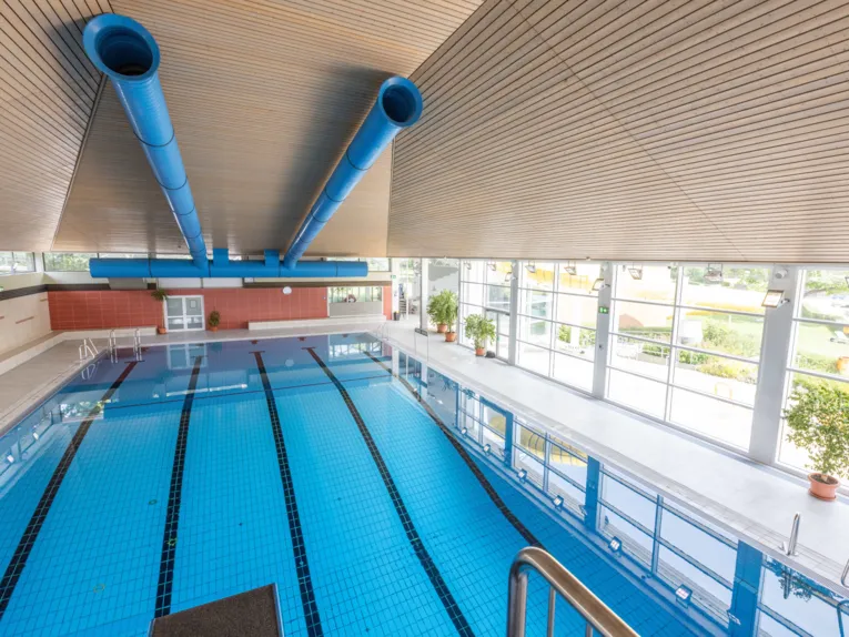Blick vom Sprungturm im Hallenbad auf das Schwimmbecken