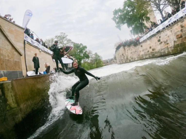 Surferin auf der Leinewelle