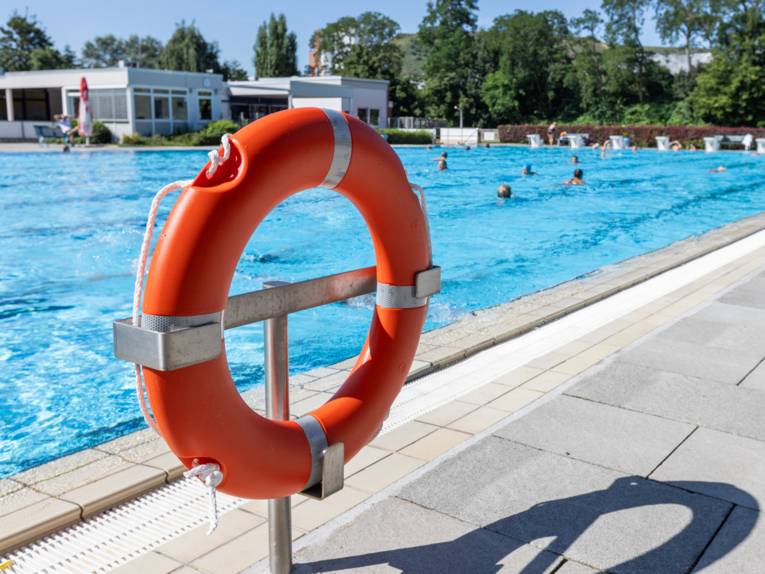 Rettungsring am Schwimmbecken