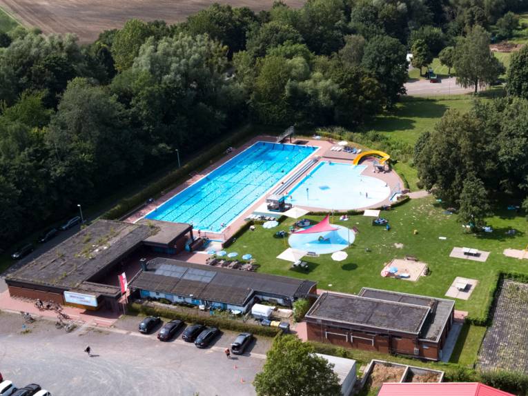 Volleyballnetz in einem Sandbereich