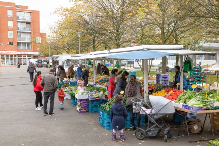 Menschen unterschiedlichen Alters auf dem Wochenmarkt Sahlkamp.