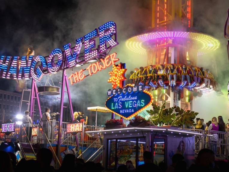 Ein Fahrgeschäft auf einem Volksfest.