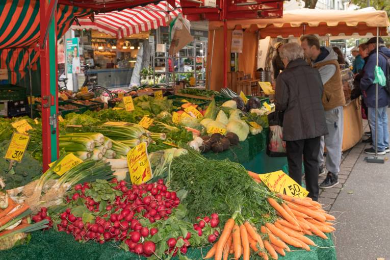 Frisches Gem&uuml;se an einem Wochenmarktstand auf der Lister Meile.