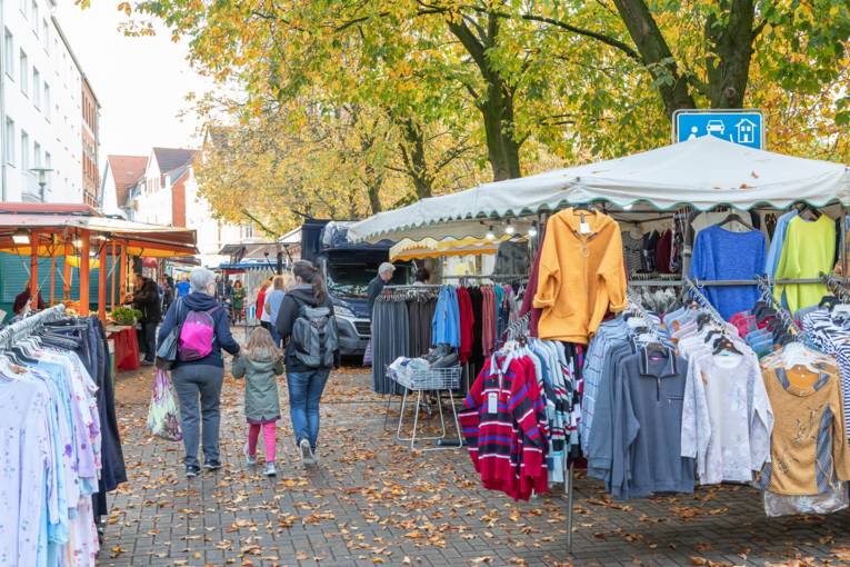 Kundschaft zwischen Wochenmarkt-St&auml;nden
