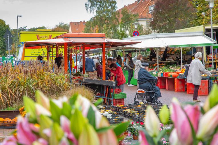 Menschen auf dem Wochenmarkt