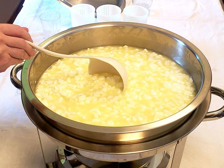 Käse, der angerührt wird.