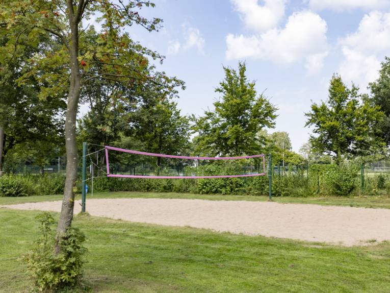Volleyballnetz in einem Sandbereich