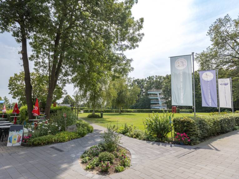 Wege und Grünanlage