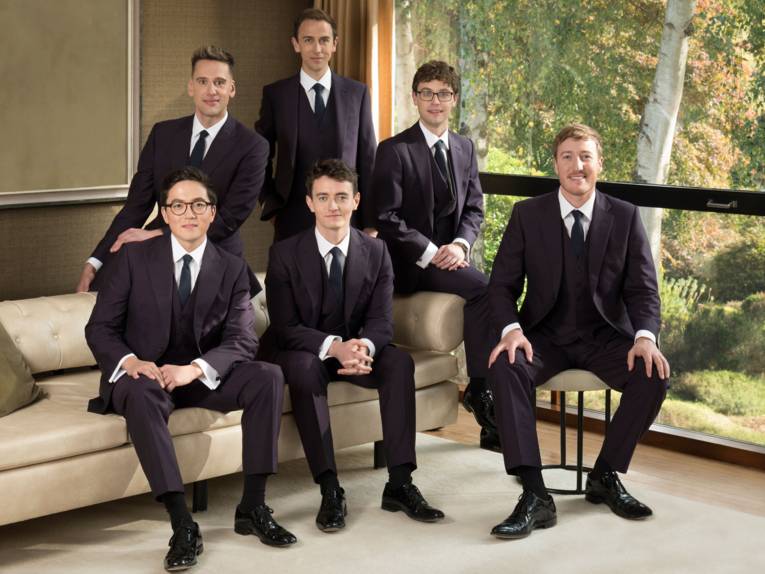 Sechs Männer im Anzug.