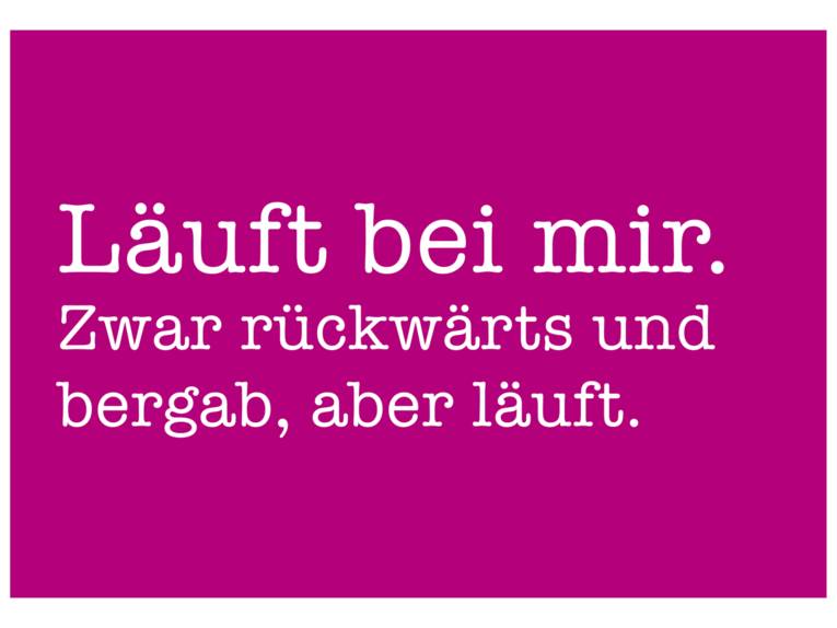 Postkarte: In weißer Schrift steht auf brombeerfarbenem Hintergrund: "Läuft bei mir. Zwar rückwärts und bergab, aber läuft."