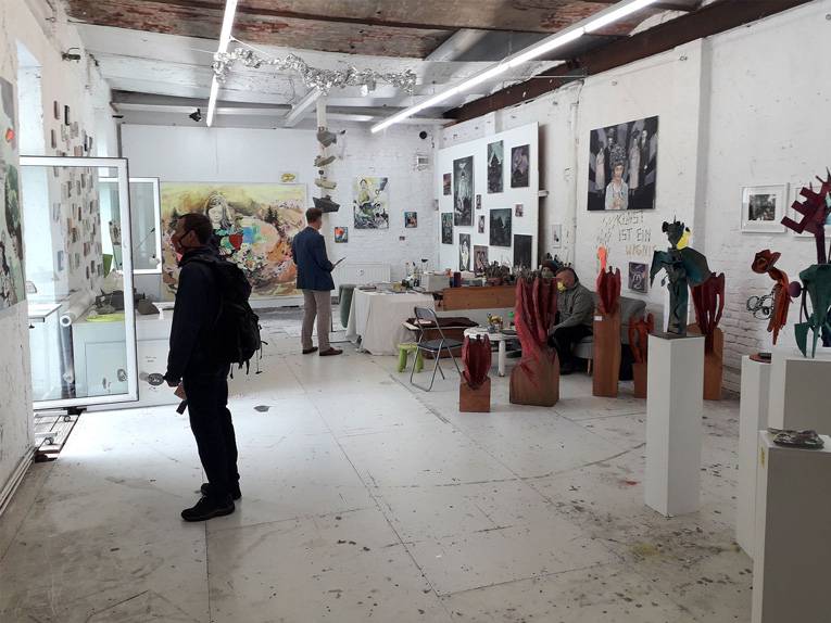 Personen betrachten Kunst in den Ateliers der Eisfabrik in Hannover