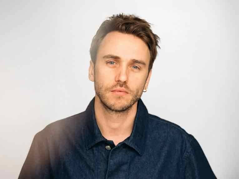 Der Sänger und Songwriter Clueso