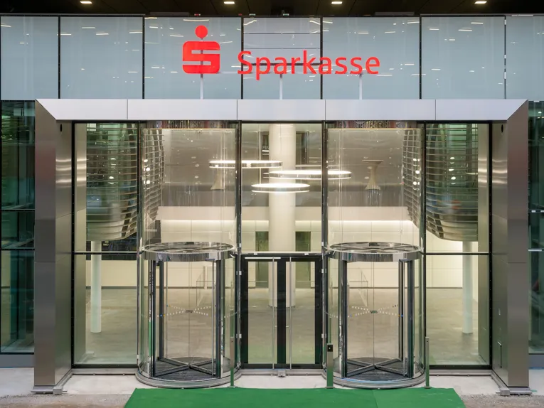 Szklane wejście z napisem „Sparkasse”