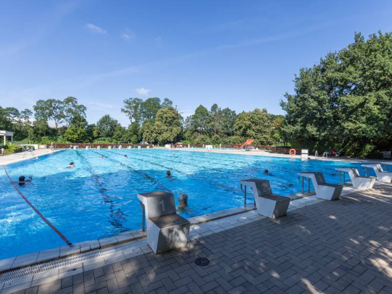 Schwimmende im Schwimmbecken