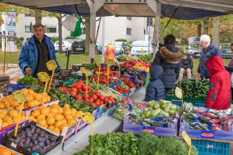 Farbenfrohes Gem&uuml;se auf dem Wochenmarkt auf dem Sahlkamp