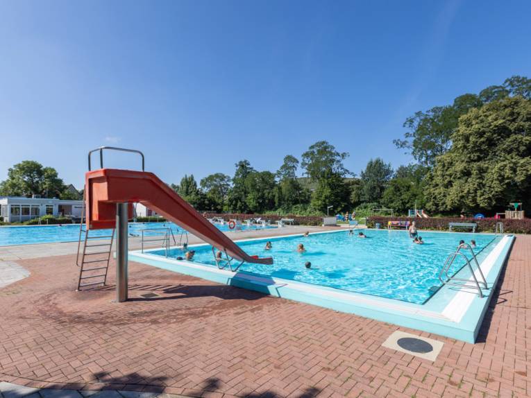 Kleinkindbecken mit Rutsche