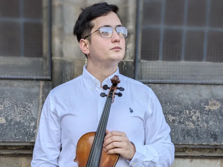O talentoso violinista Paul Darmits
