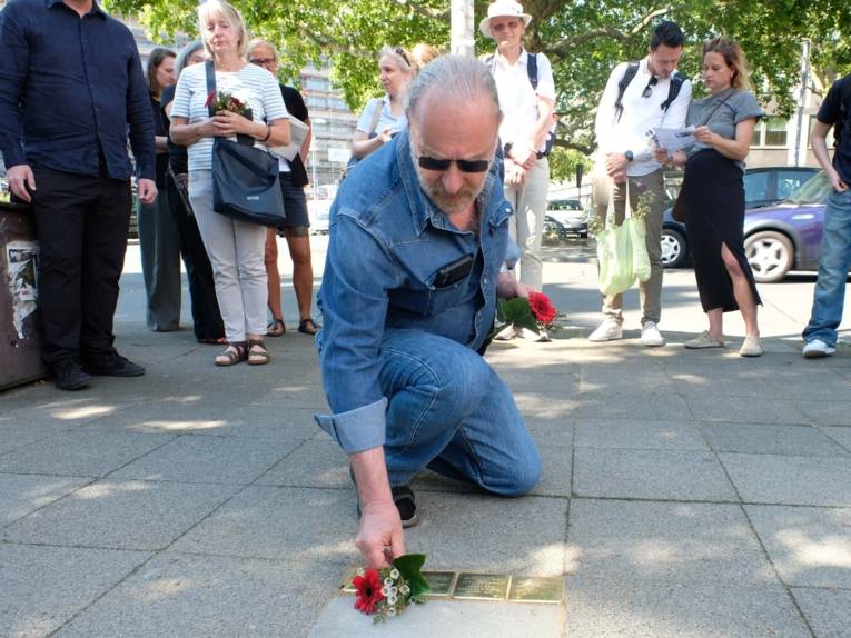 Fiori per le pietre d’inciampo della famiglia Flieder
