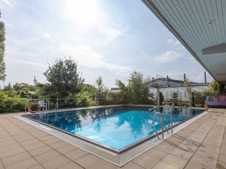 Sprungbecken und Sprungturm