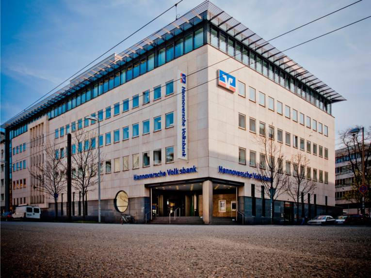 A modern office building on a street in the Kurt-Schumacher-Strasse.