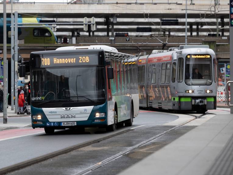 Linnaraudtee ja buss Hannoveri kesklinnas