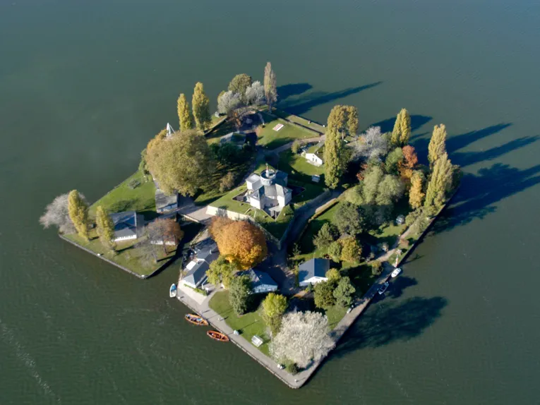 Vogelperspectief op het kunstmatig aangelegde eiland Wilhelmstein in het Steinhuder Meer, met een vierkante plattegrond.