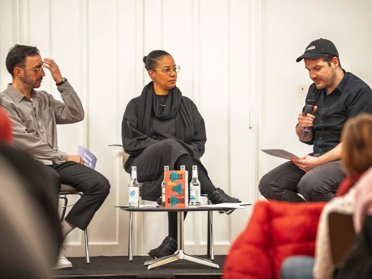 Foto von Feridum Ötzoprak, Hadija Haruna-Oelker und Max Czollek auf dem Podium