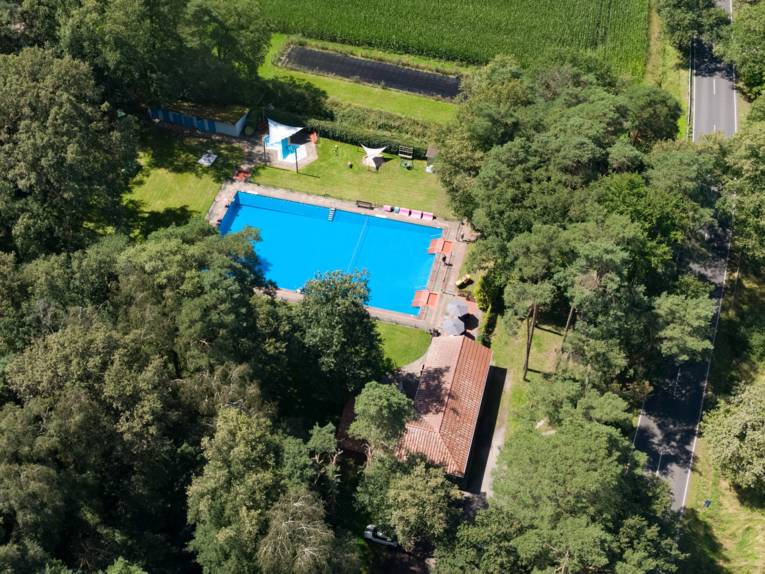 Luftaufnahme eines Freibades