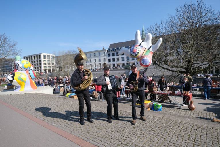 Flohmarkt_2022_Marching Band vor Nanas