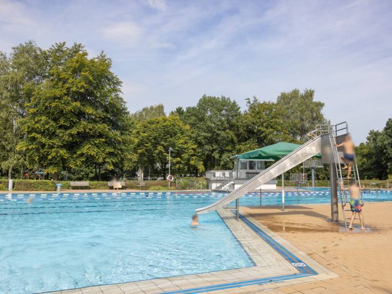 Rutsche im Bereich des Sprungbeckens