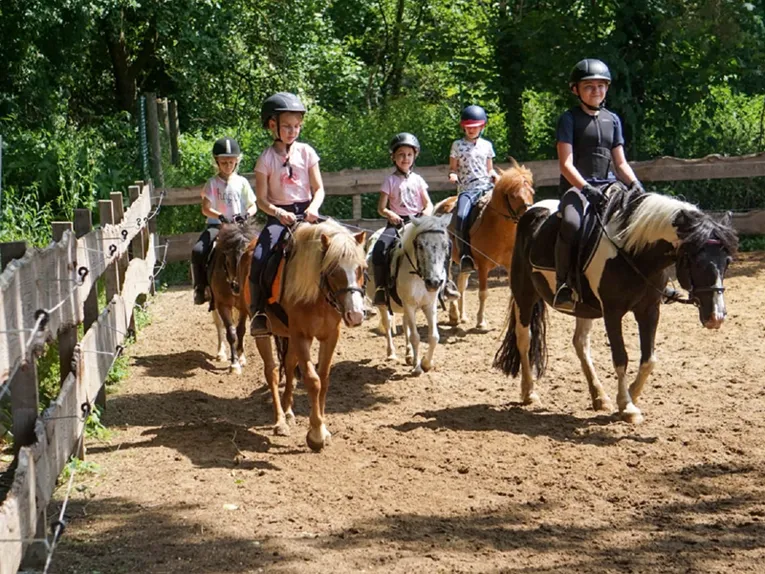 Kinder beim Pony reiten