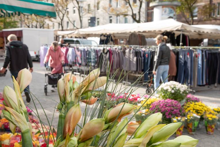 Kundschaft auf dem Wochenmarkt.