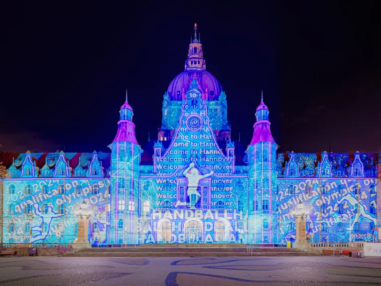 Moving images on the town hall façade welcome athletes!