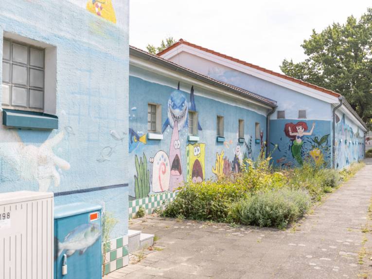 Außenwand eines Gebäudes, die mit Figuren aus diversen Filmen wie "Findet Nemo" oder "Arielle" bemalt wurde