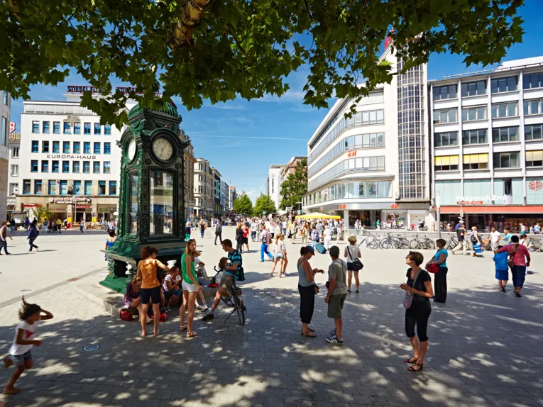 Kröpckeuhr in der Stadtmitte