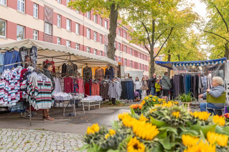 Szenen vom Wochenmarkt auf dem Schaperplatz: Verk&auml;ufer warten an ihren Marktwagen auf die Kunden.