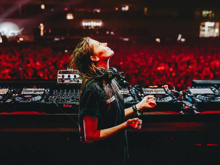 Charlotte de Witte, ícone da música techno da Bélgica, no Fairground Festival em Hanôver