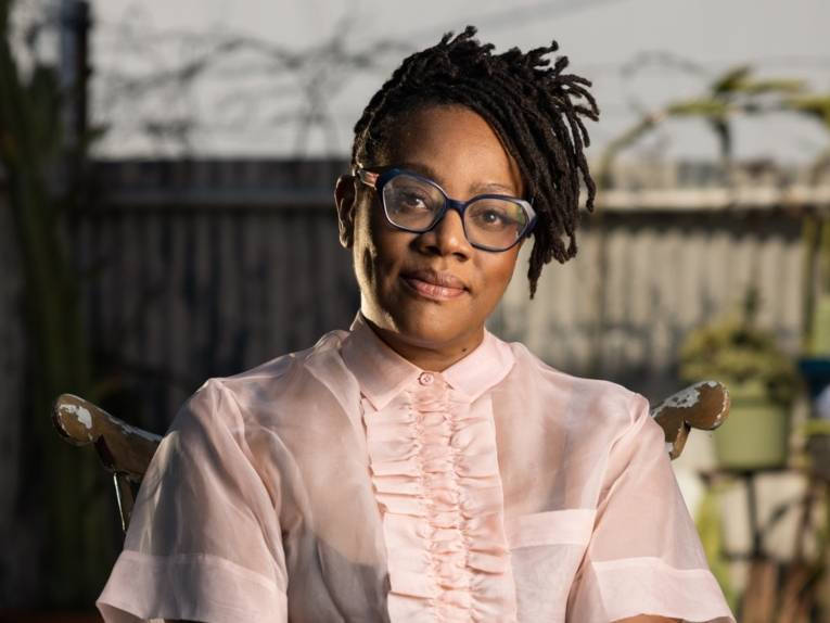 Zu sehen ist eine Portraitfotografie der amerikanischen, Schwarzen Künstlerin Cauleen Smith.