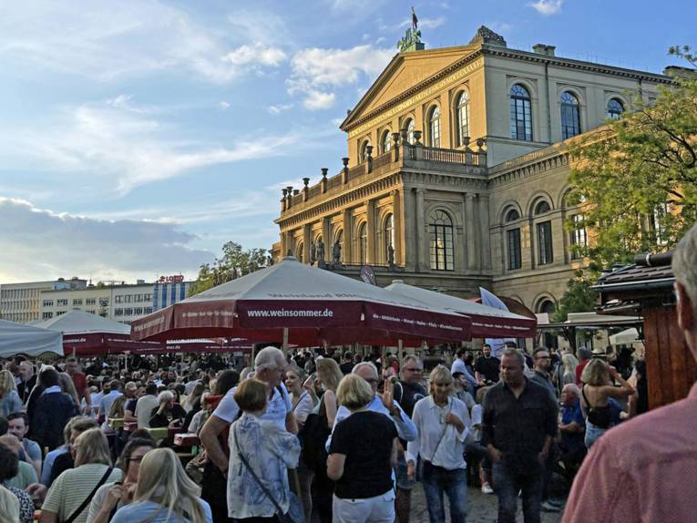 Inimesed veini müügikioskites Hannoveri ooperiteatri ees