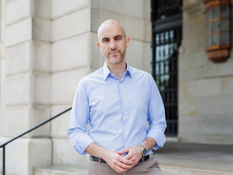 Ein Mann auf einer Treppe im Freien.