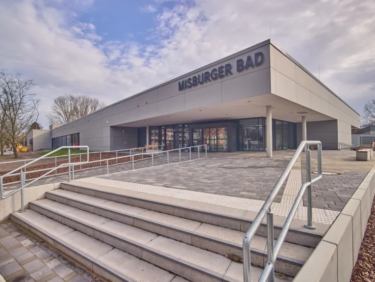 Treppen zum Eingang des Misburger Bades