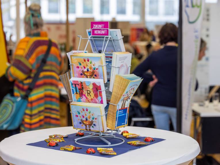 Ein gefüllter Postkartenständer.