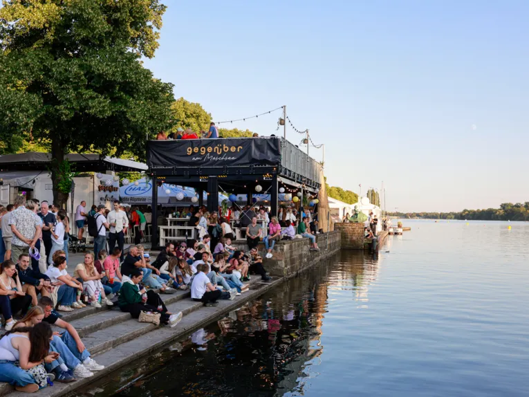 Stimmungsvolles Bild vom Maschseefest 2026 in Hannover - das größte Seefest Deutschlands.