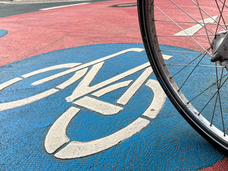 Ein Rad auf einer Straße.