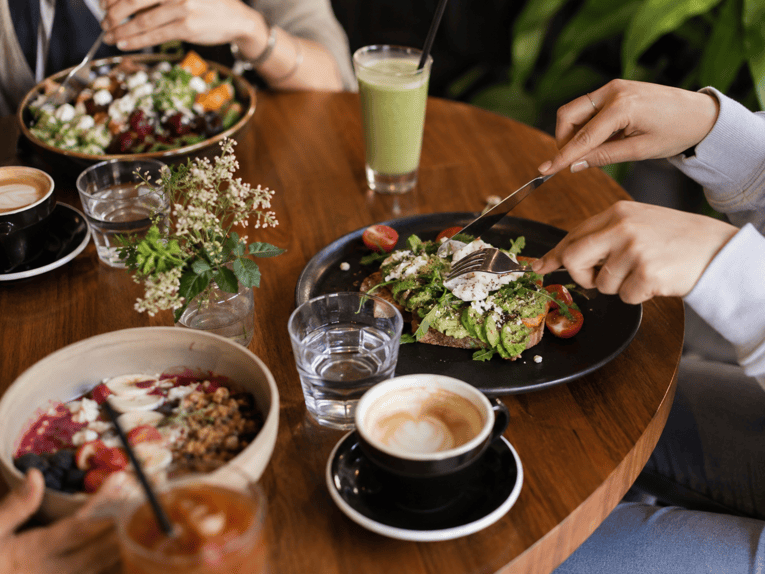 tavola imbandita al ristorante