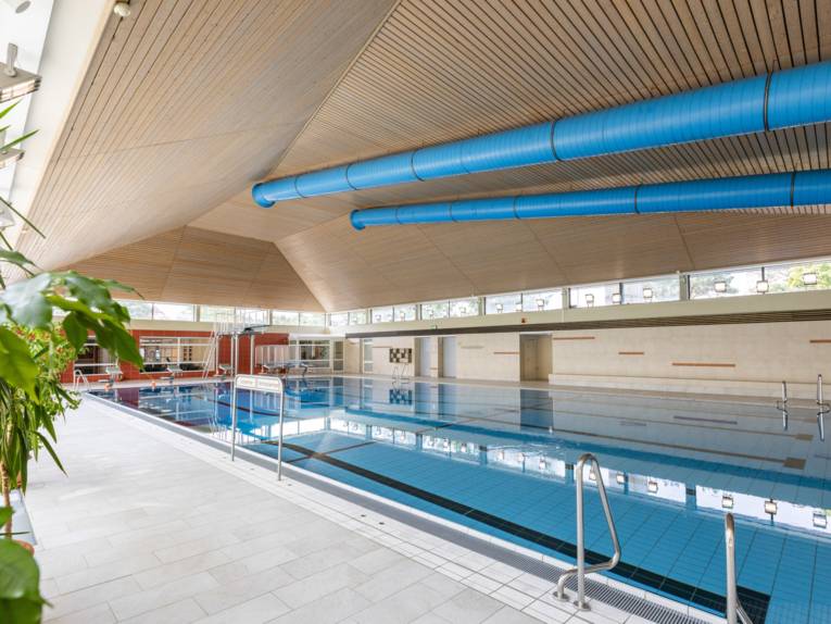 Schwimmbecken im Innenbereich des Hallenfreibades Burgdorf
