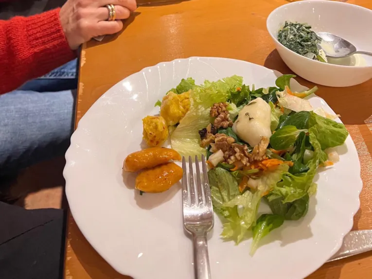 Ein Teller voll Essen.